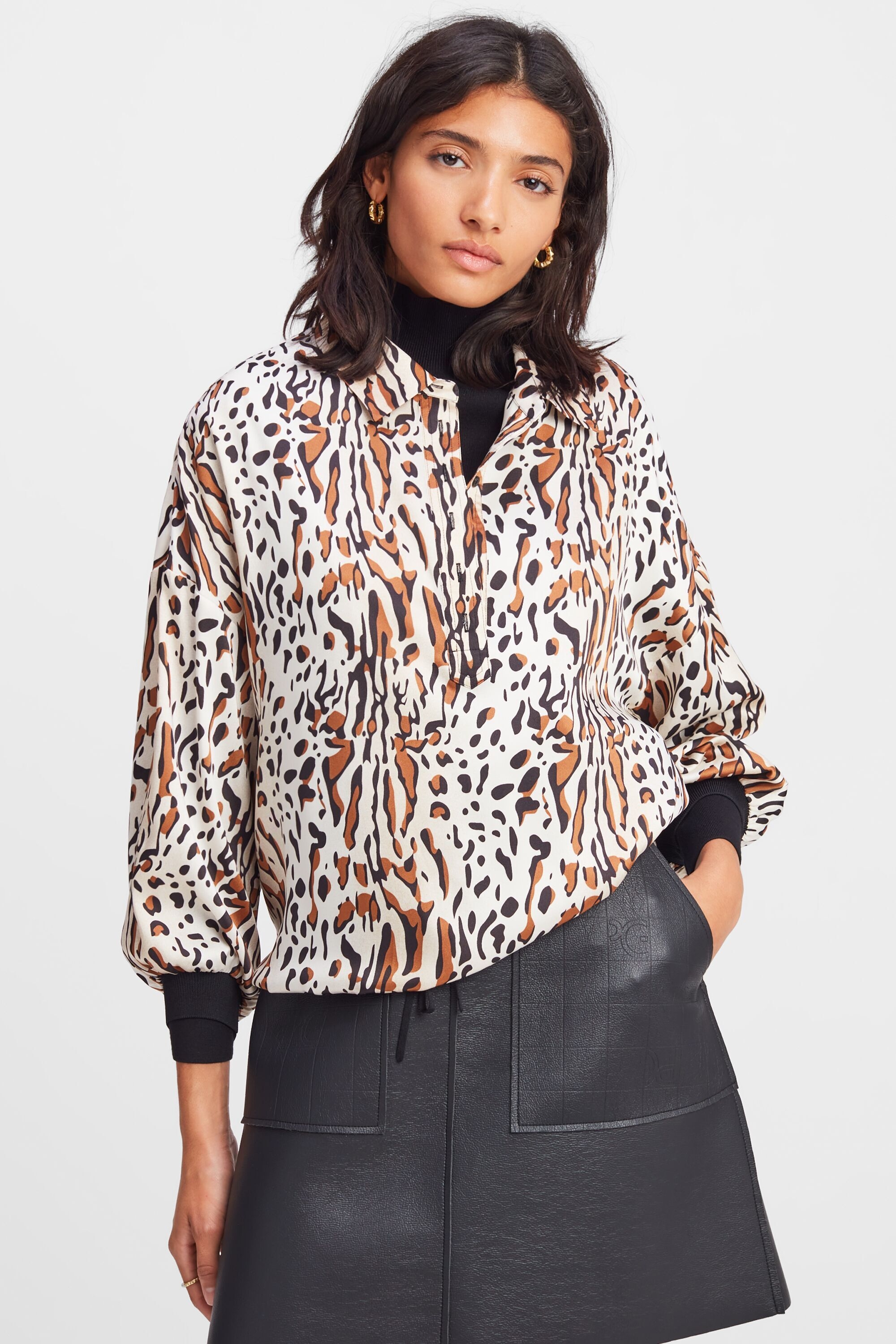 Printed twill puffed blouse