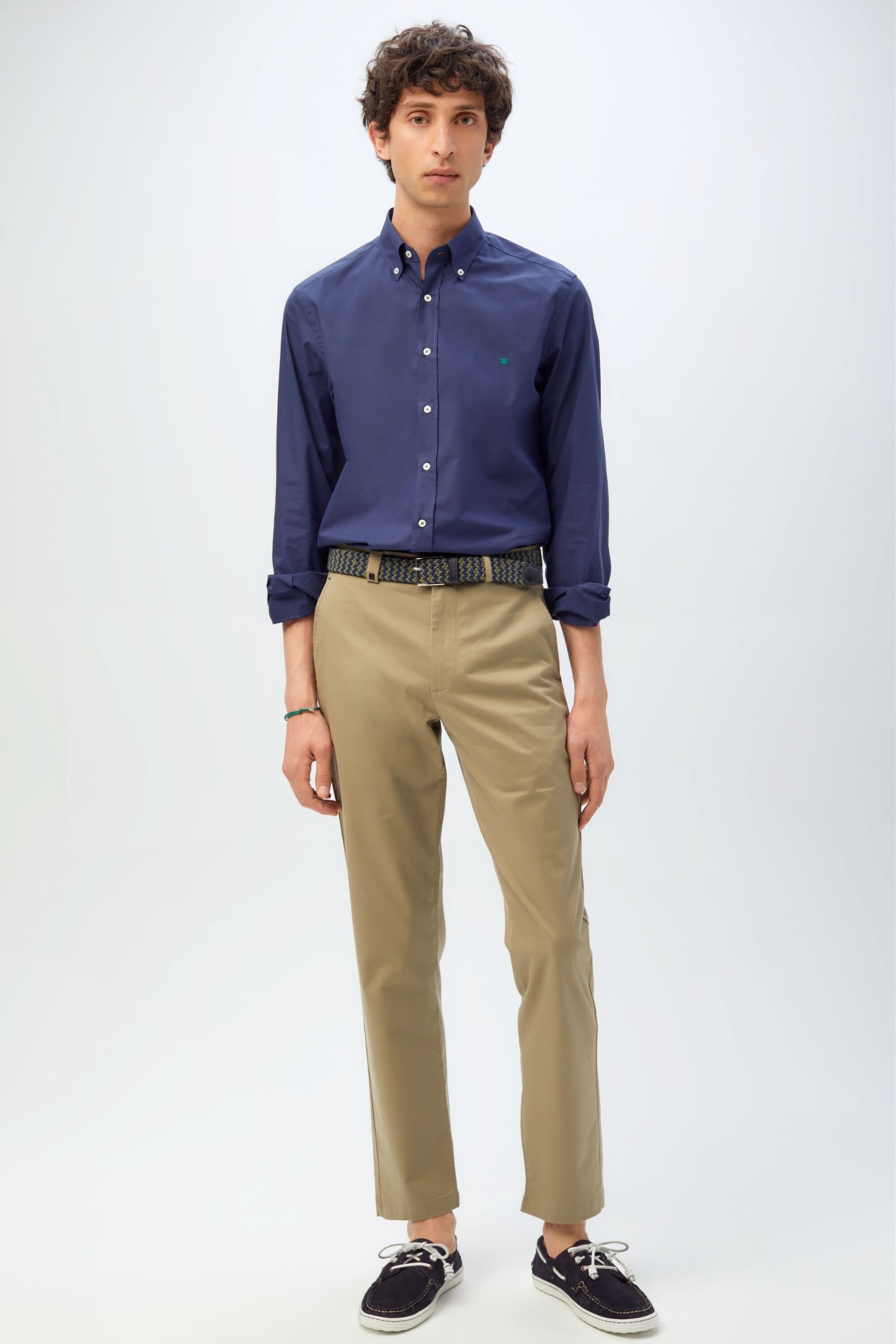 Pantalón chino regular fit sarga stretch