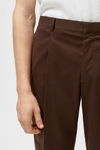 Pantalón regular fit sarga stretch pinzas