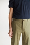 Pantalón chino regular fit sarga