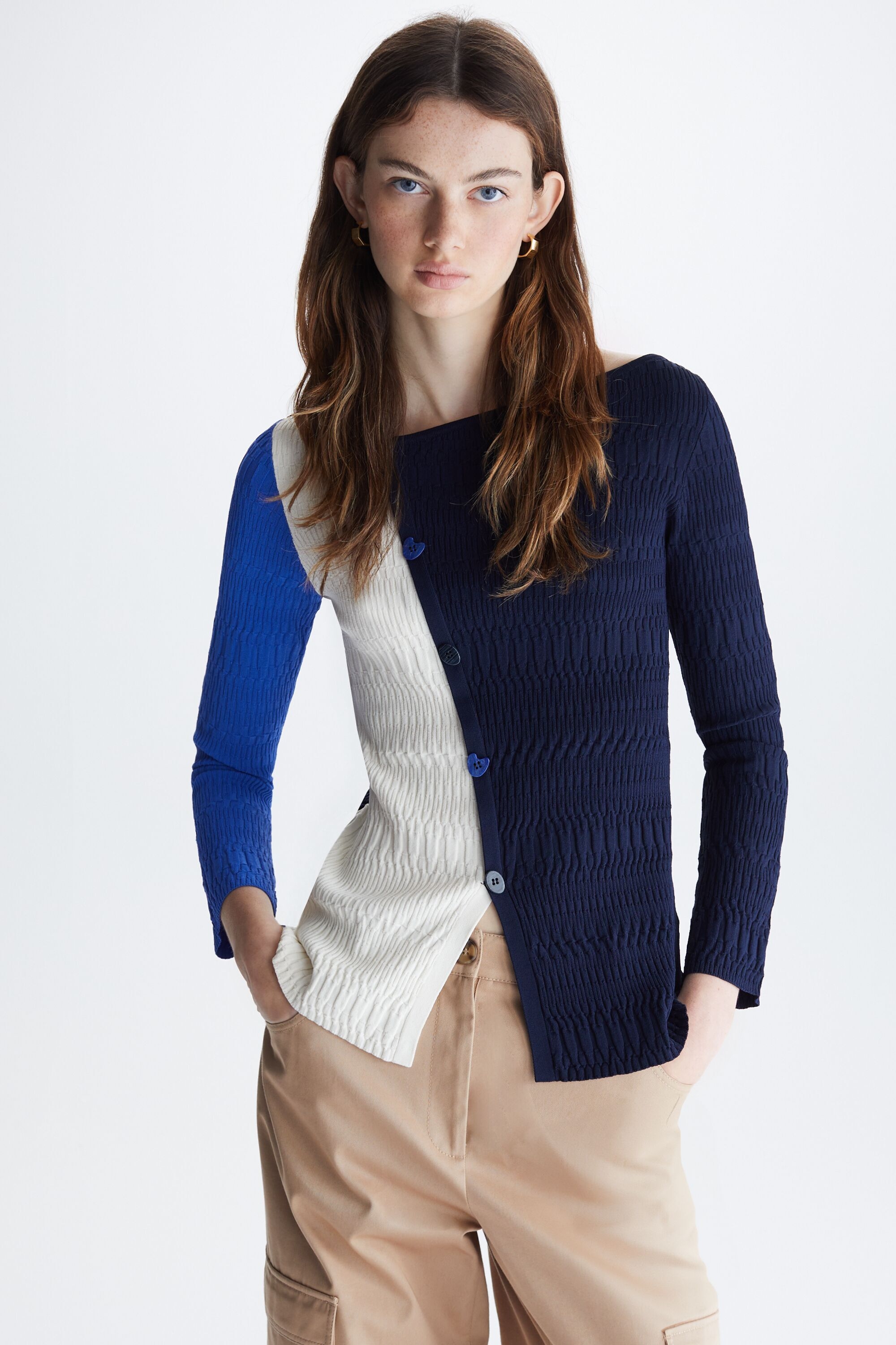 Fitted sweater in structured ribbed stretch knit detailed with diagonal faux slit with decorative buttons at the front. Boat neckline, long sleeves, front slit and metallic PG logo at the back. Model is 178 cm | 5' 10'' and is wearing a size Small. 