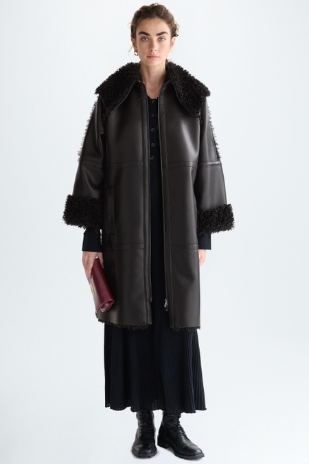 CHAQUETÓN LARGO OVERSIZE EFECTO PIEL Y PELO