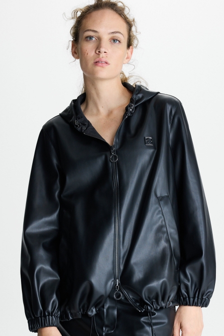 CAZADORA BOMBER REVERSIBLE EFECTO PIEL TEJIDO TÉCNICO CAPUCHA