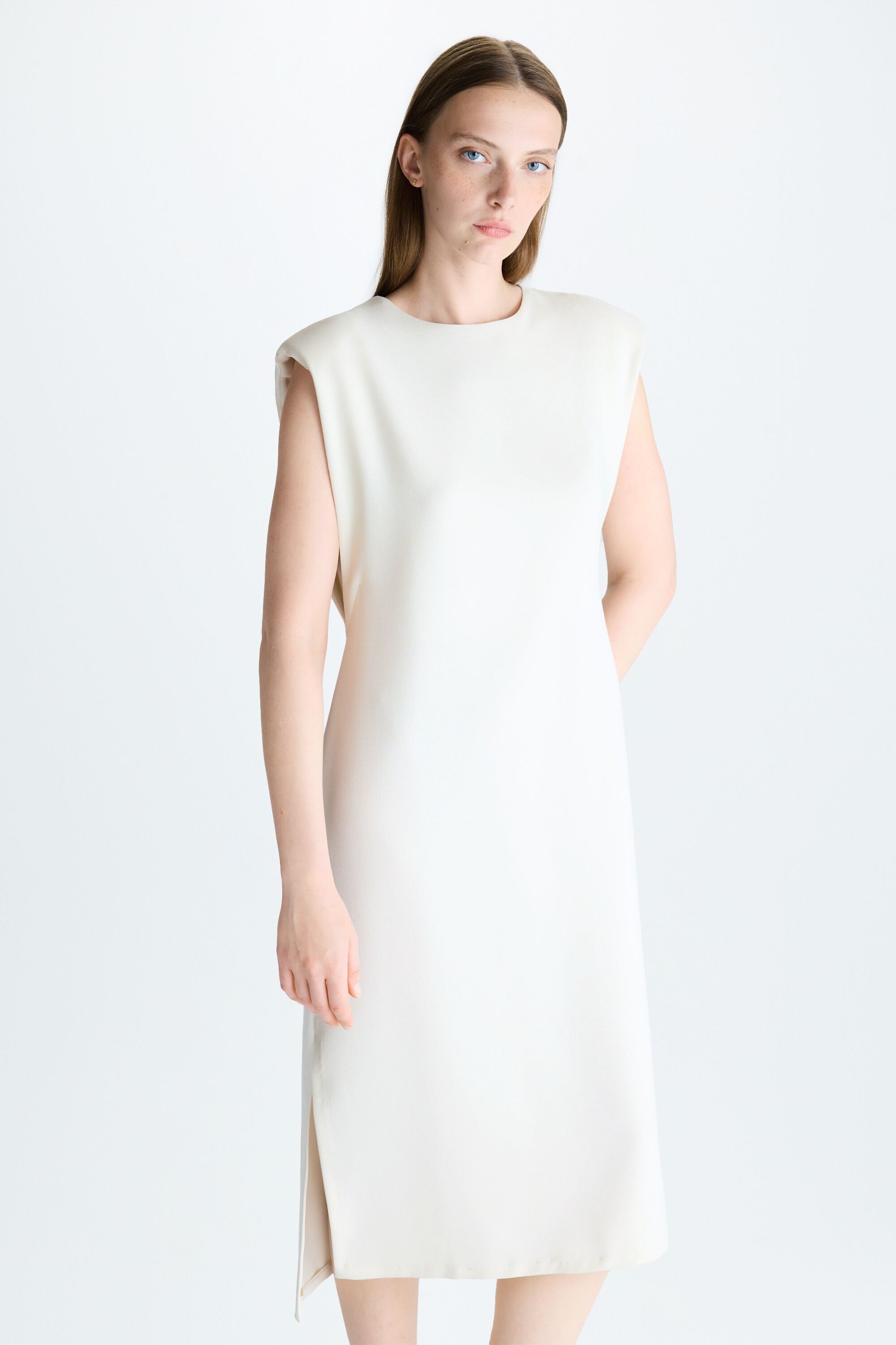 Vestido entallado crepé sin mangas