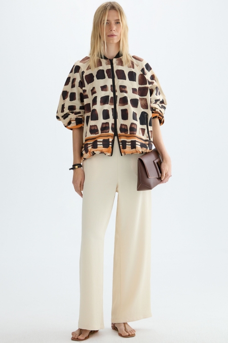 CAZADORA BOMBER TÉCNICA ESTAMPADO CUBOS