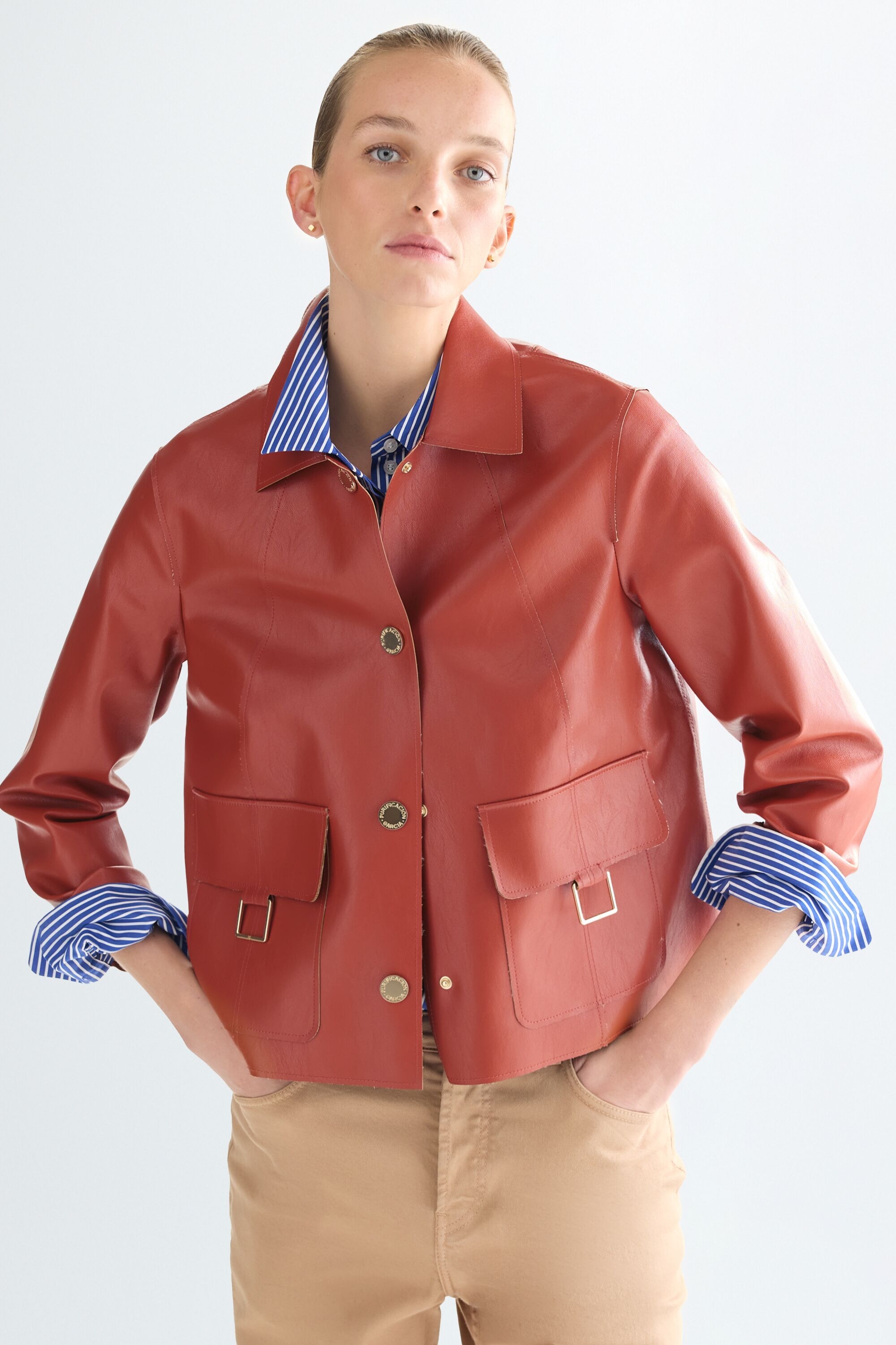 Chaqueta corta recta efecto piel cubos