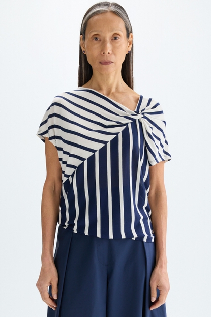 STRIPED PRINT STRAIGHT-FIT ASYMMETRIC T-SHIRT