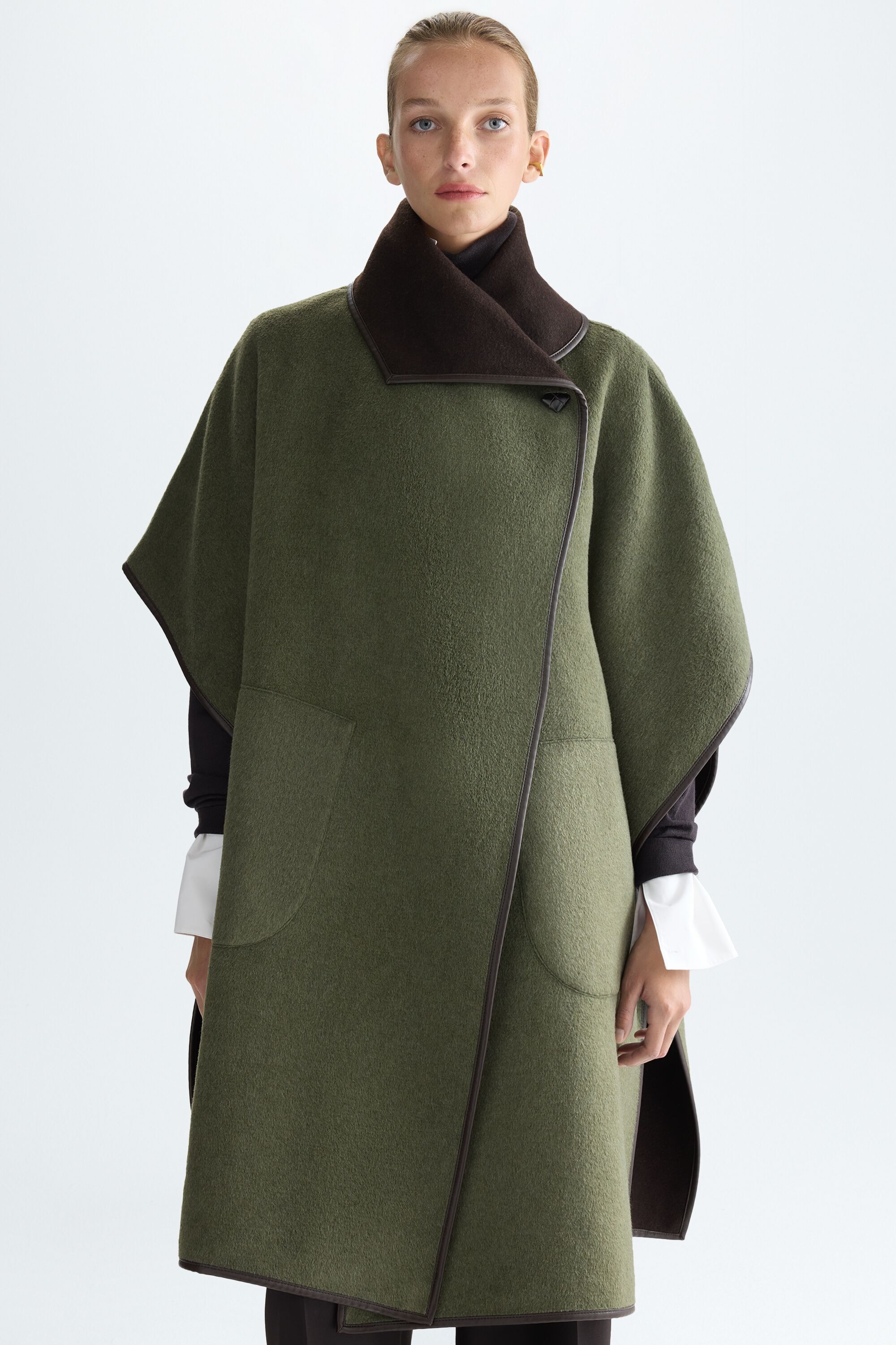Double-faced wool oversize cape