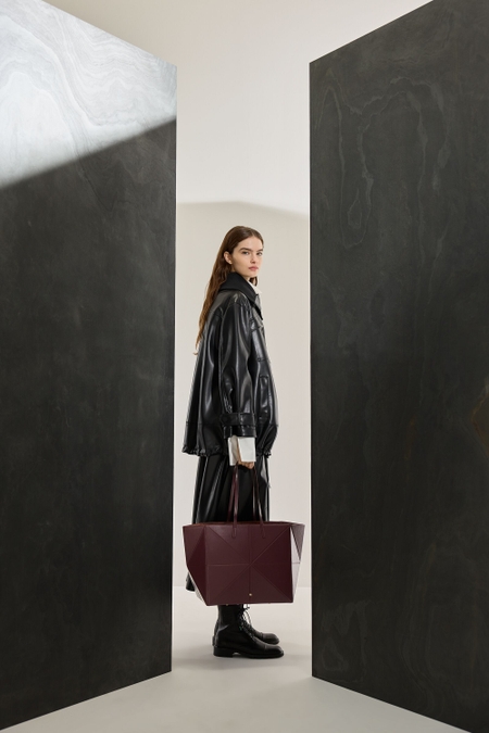 FALDA MIDI EFECTO PIEL CINTURÓN JOYA