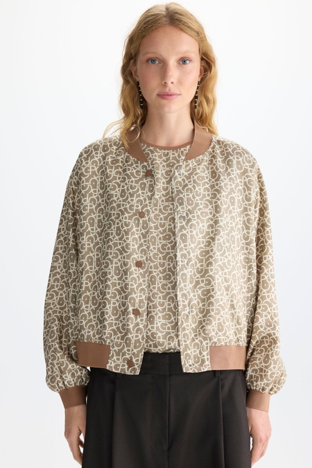 CAZADORA BOMBER Y CAMISETA CUPRO ESTAMPADO GUTENBERG