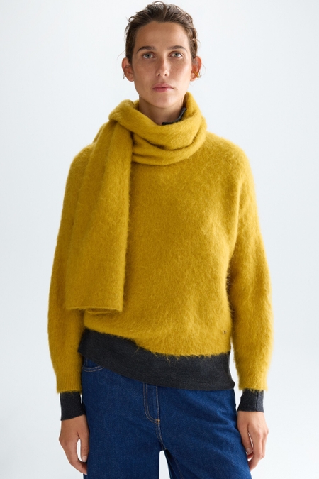 MOHAIR SHORT SWEATER WITH DETACHABLE SCARF