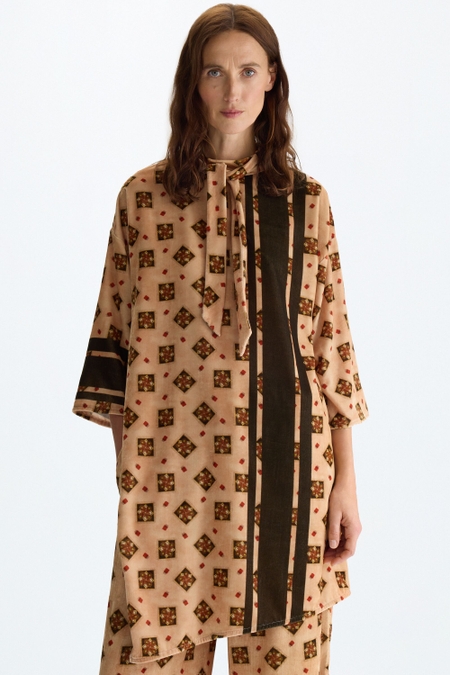 PRINT VELVET STRAIGHT-FIT LONG TOP