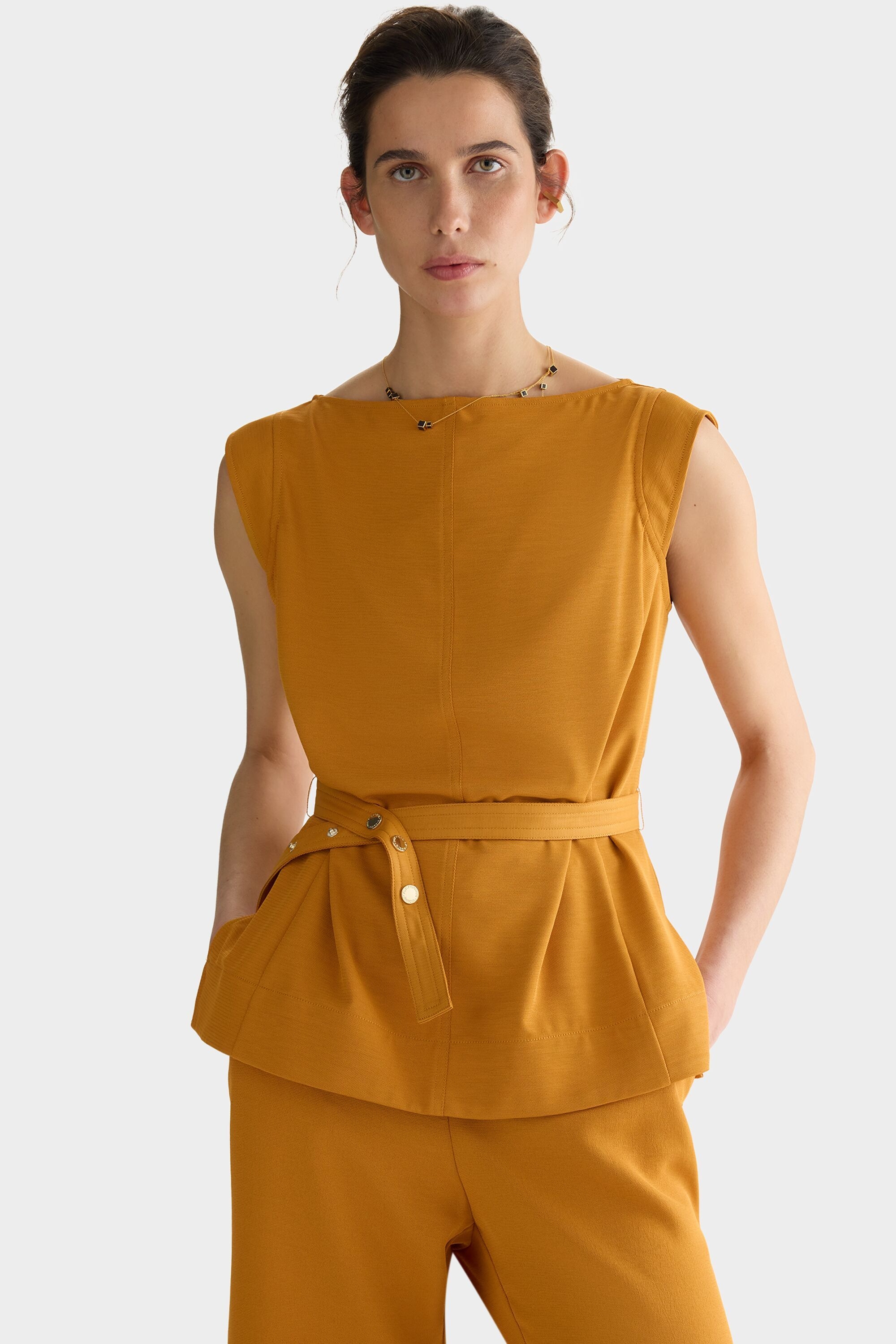 Crepé straight-fit top with belt