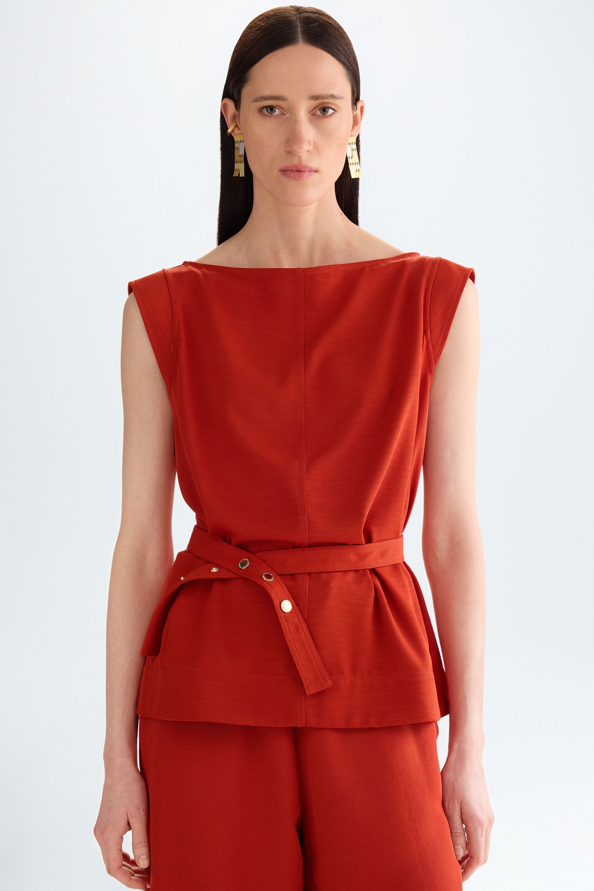 Crepé straight-fit top with belt