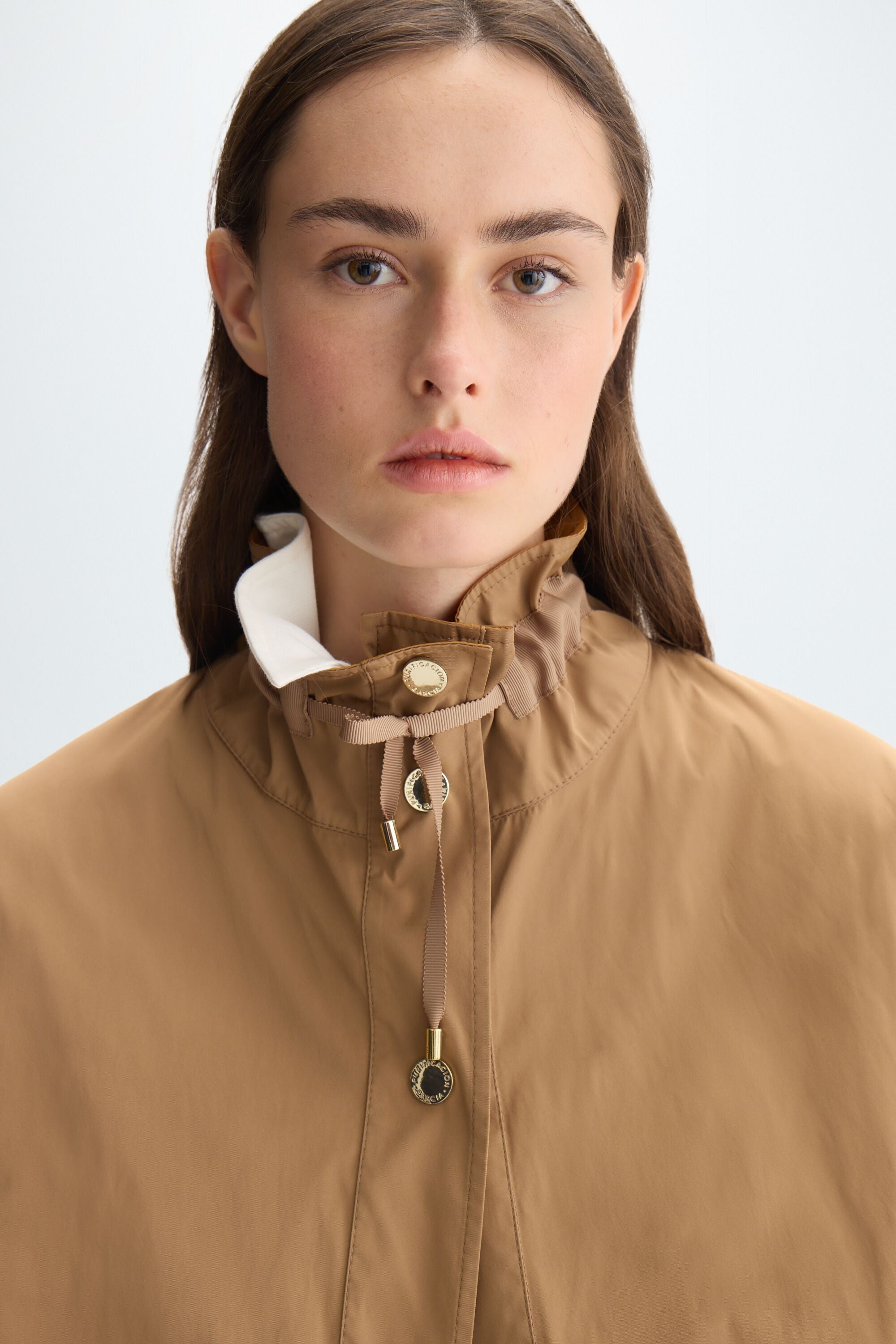 Technical straight-fit reversible short coat camel/yellow