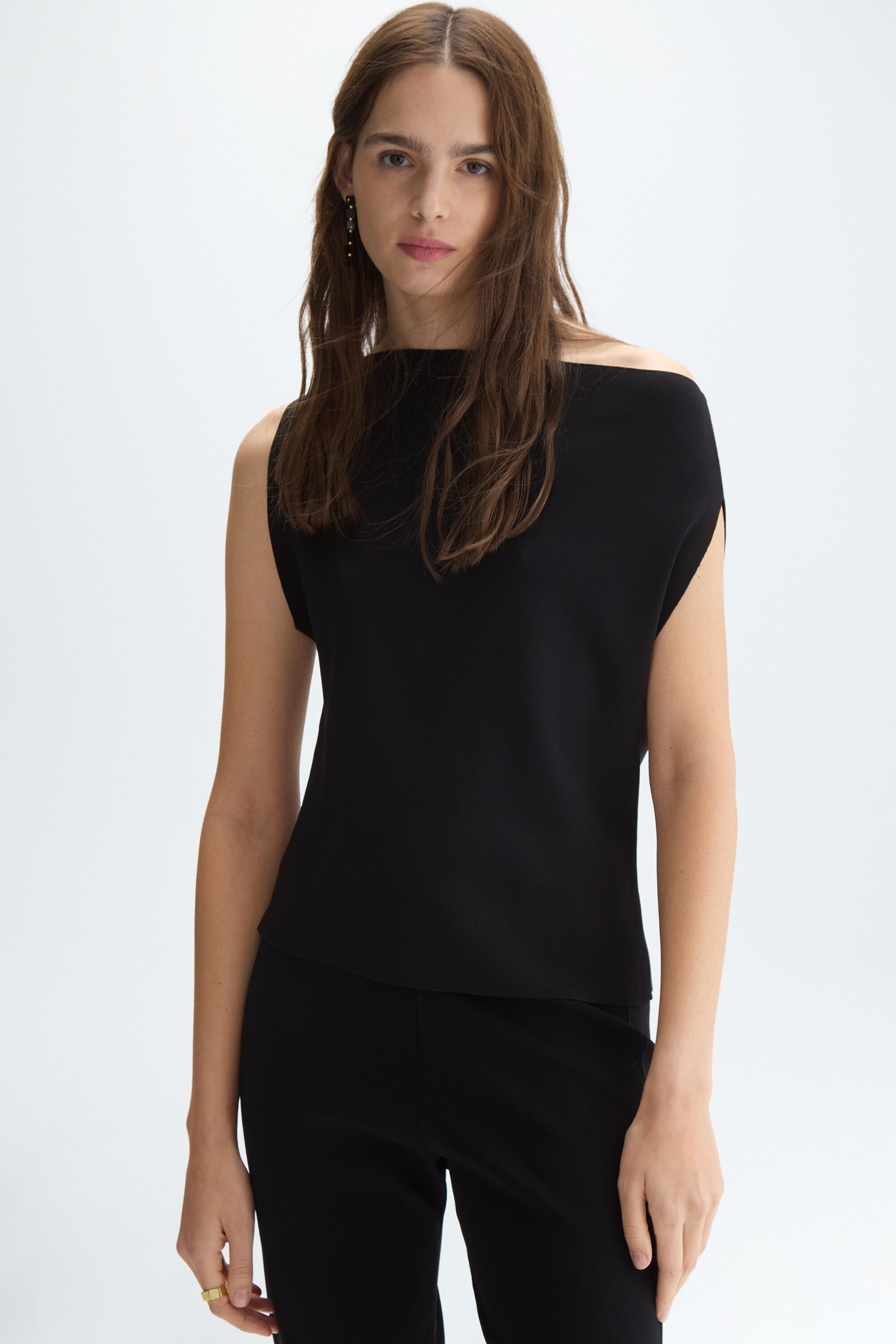 Stretch-knit fitted asymmetric top