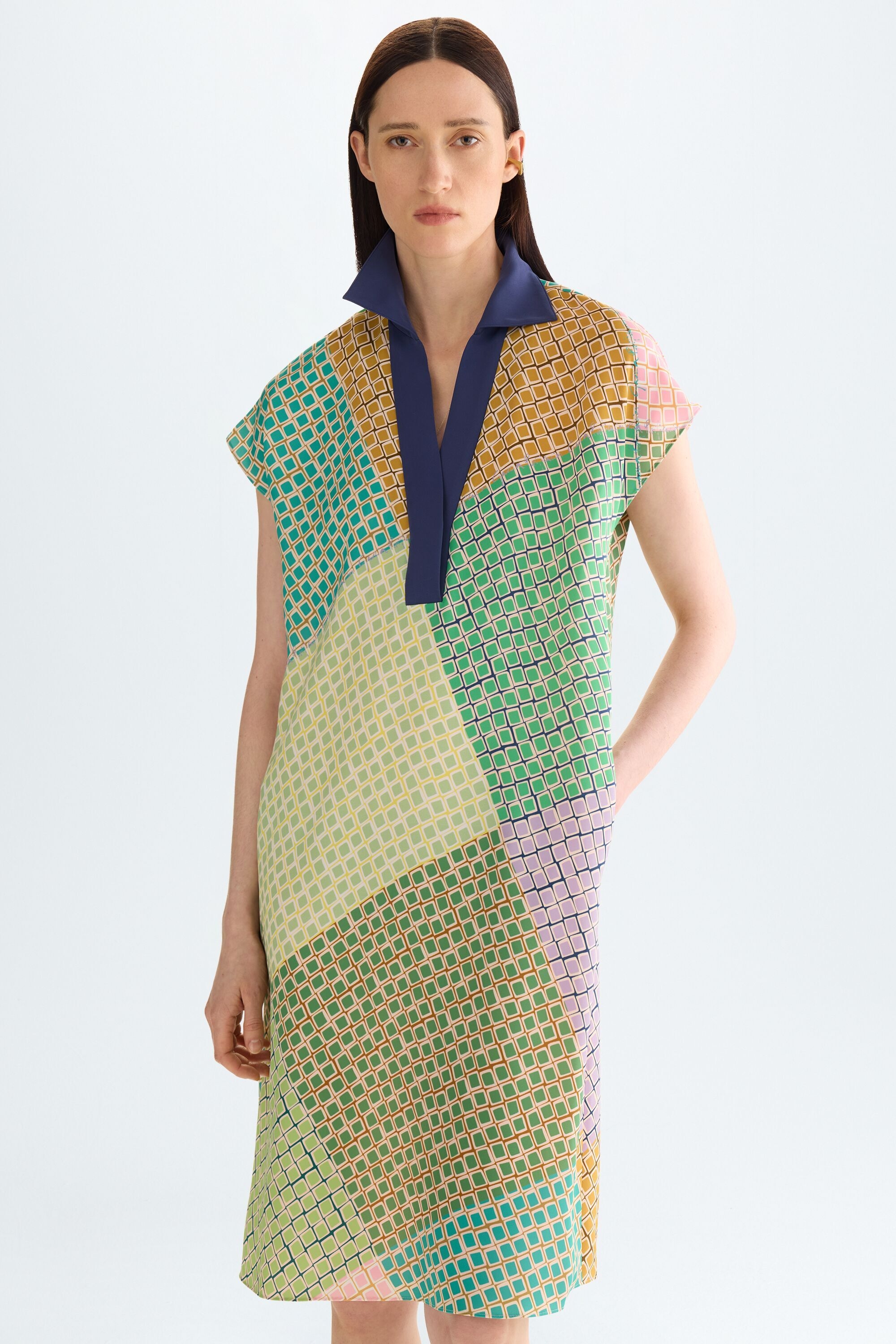 Cubes print crepé oversize dress