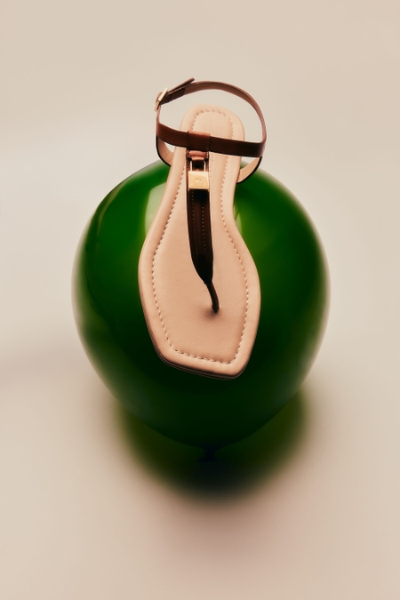 CAPRICHOSA Y CONSENTIDA LEATHER FLAT SANDALS