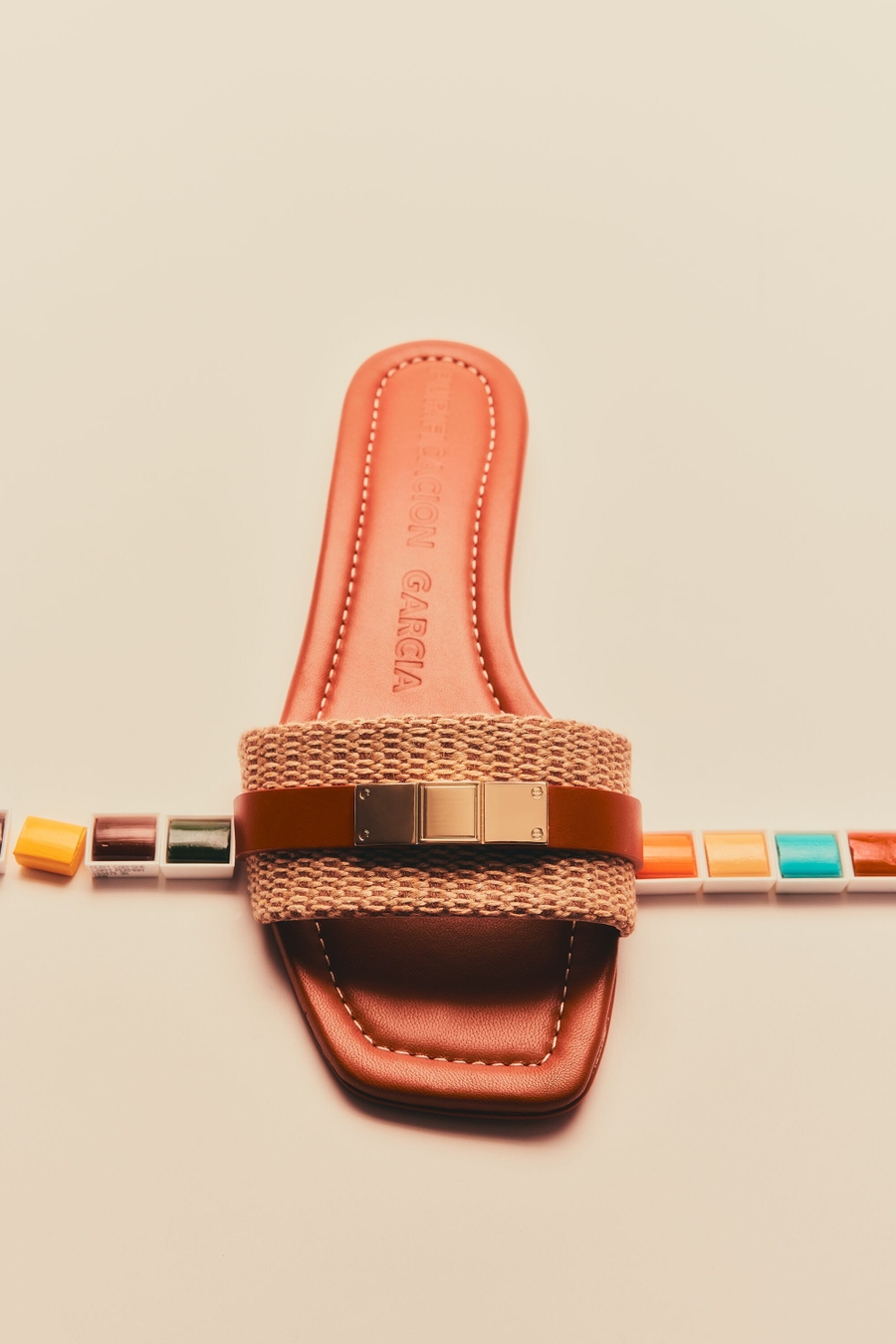LA GRAN MANZANA LEATHER RAFFIA FLAT SANDALS