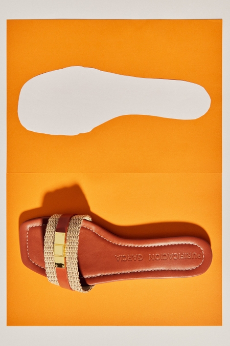 LA GRAN MANZANA LEATHER RAFFIA FLAT SANDALS