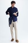 Camisa sarga lisa cinta grosgrain