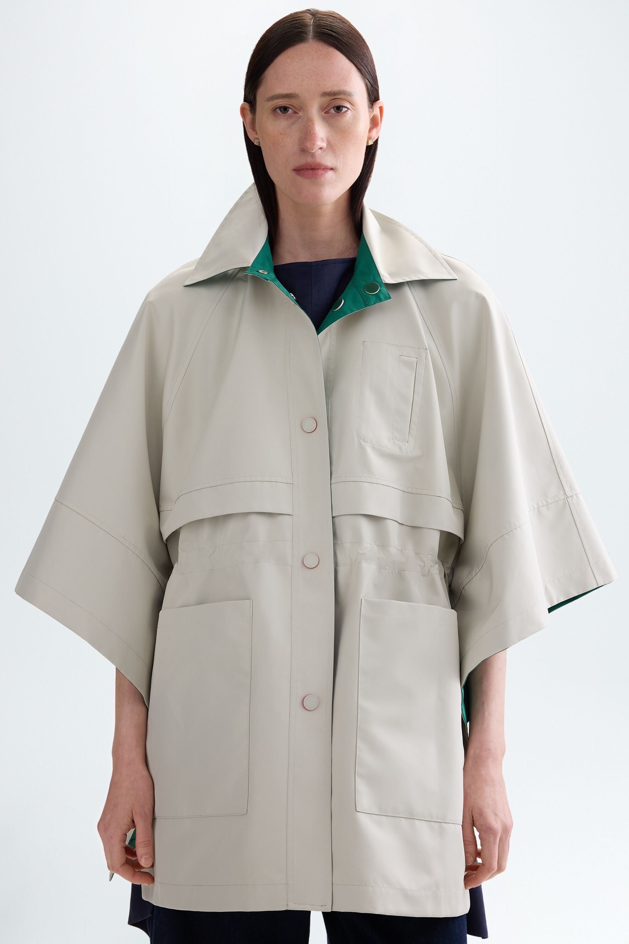 Technical fabric oversize reversible cape sand/chlorophyll green