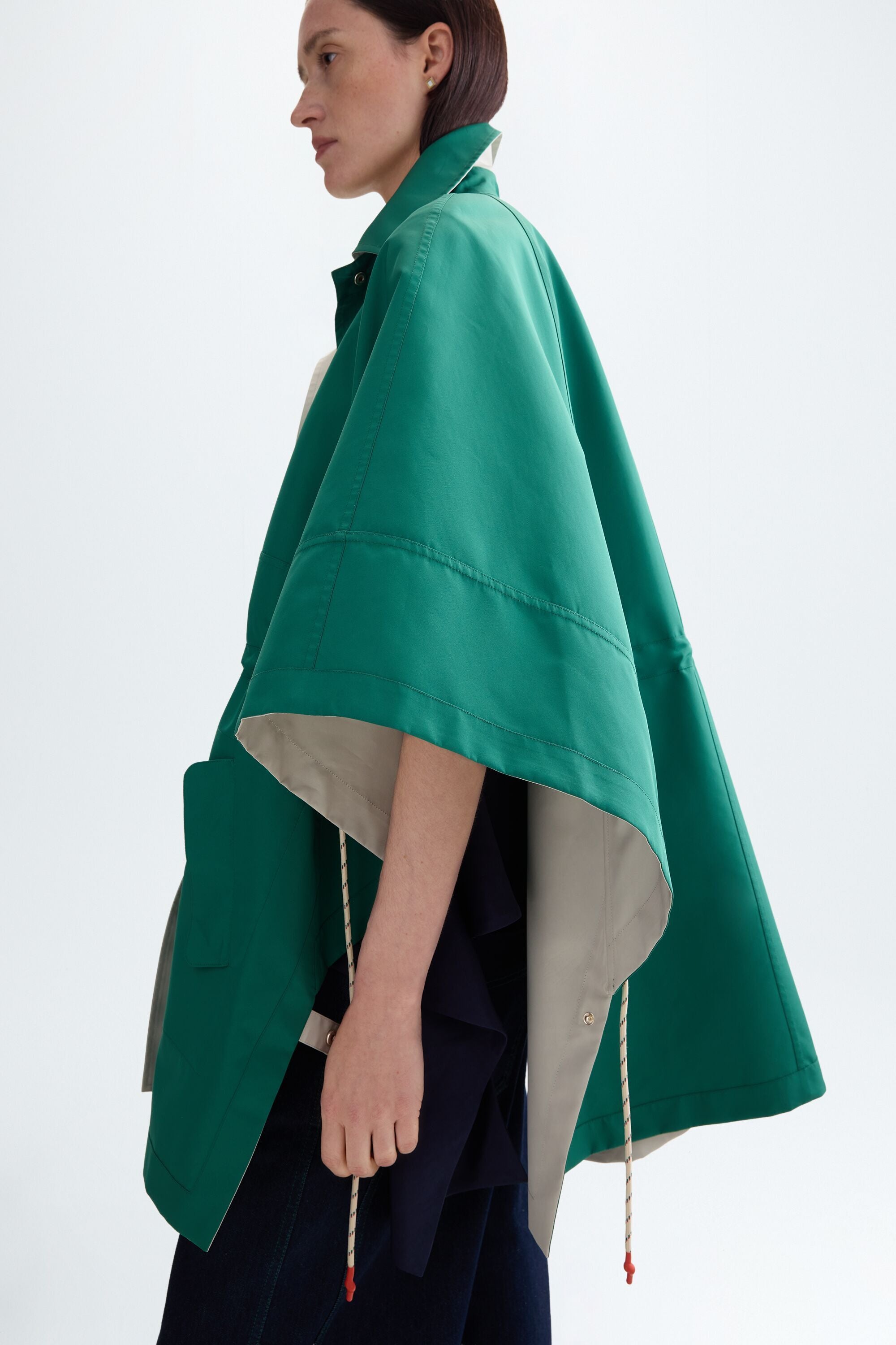 Technical fabric oversize reversible cape sand/chlorophyll green