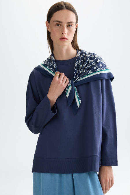 FLEECE STRAIGHT-FIT SWEATSHIRT WITH PRINT SCARF