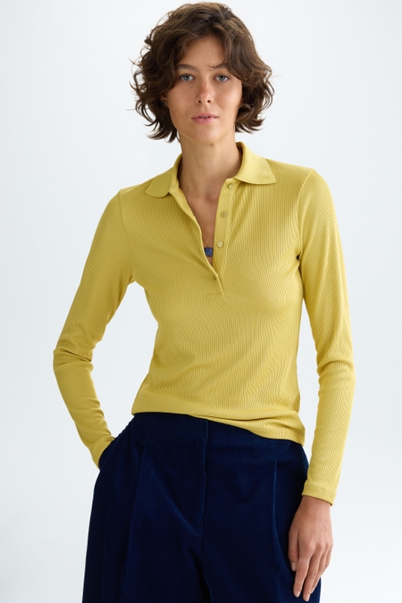 RIBBED KNIT FITTED POLO SHIRT