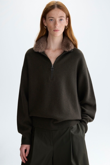 OVERSIZED SWEATER WITH DETACHABLE FUR COLLAR