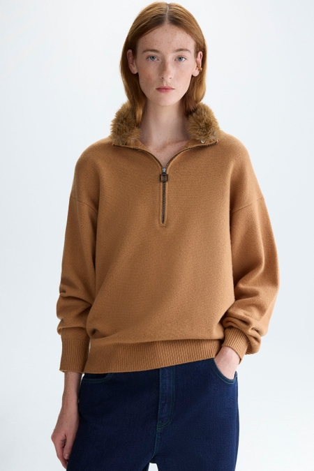 OVERSIZED SWEATER WITH DETACHABLE FUR COLLAR