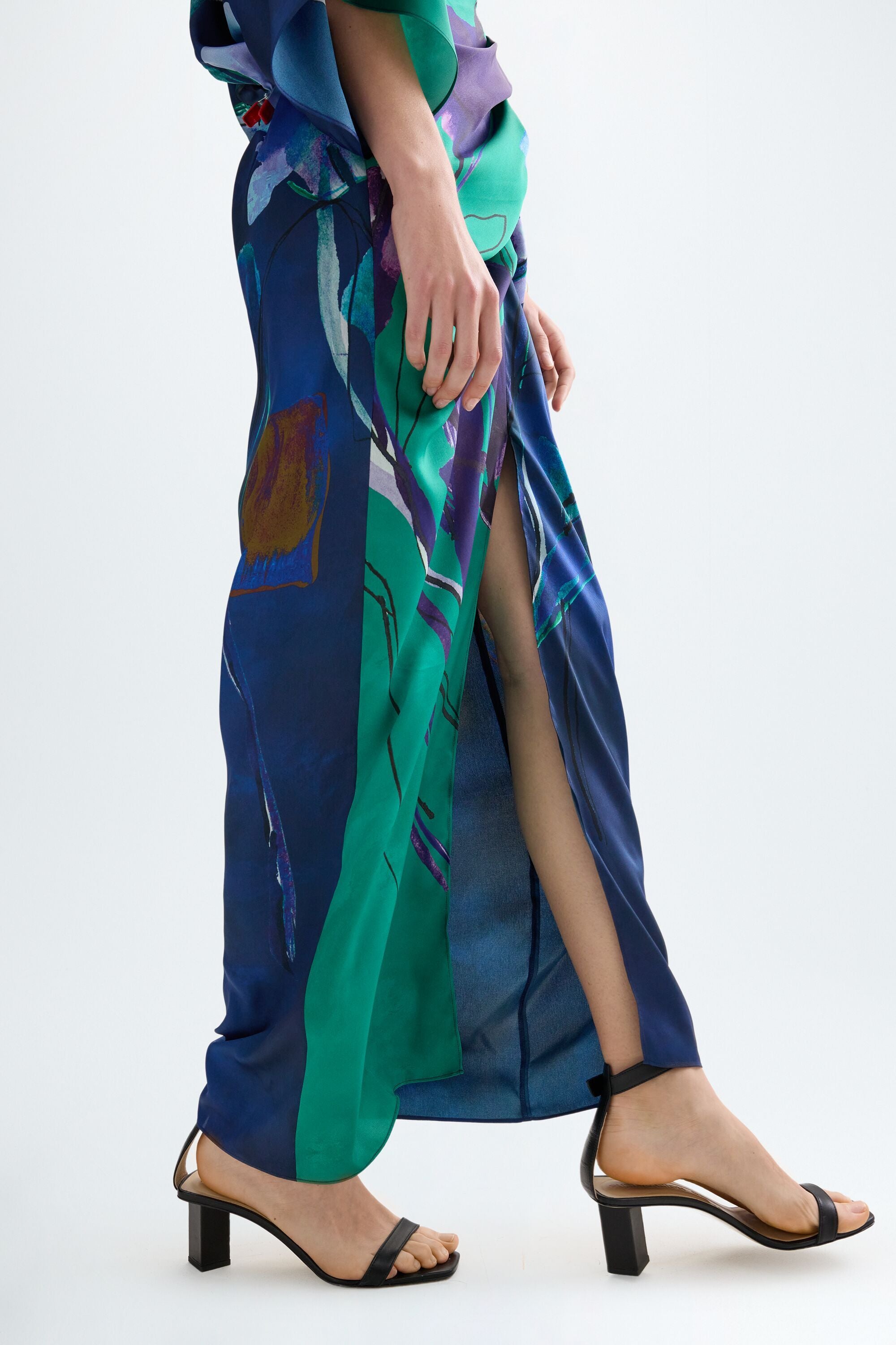 fitted kaftan dress Fully embroidered gown with organza cape FR 40 / Black-White main image 1