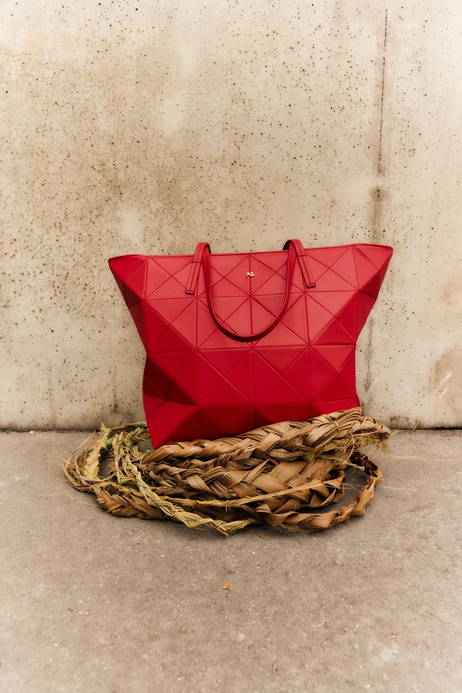 ORIGAMI ZIPPED SHOULDER BAG