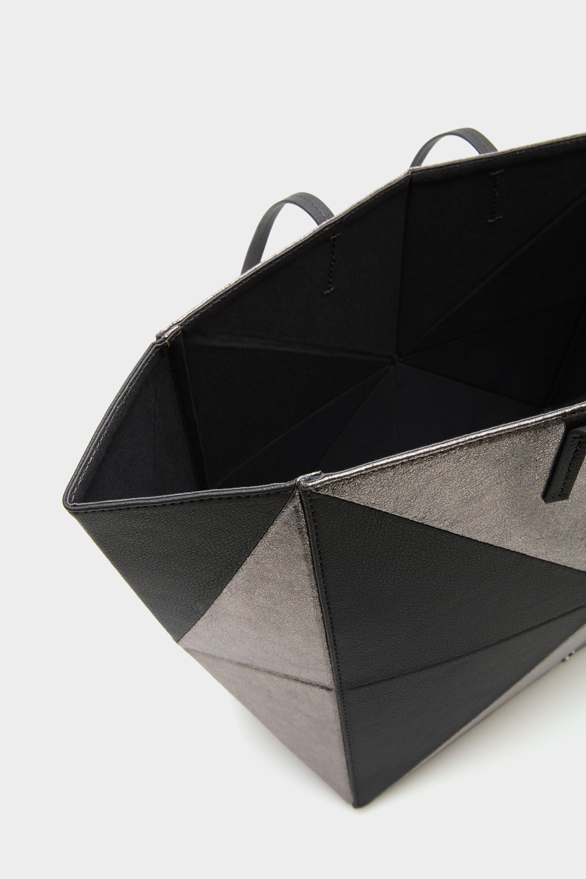 【Purificacion Garcia】レザーフラットショルダーバッグ Shoulder Bags - Bags - Women - Purificacion Garcia United States